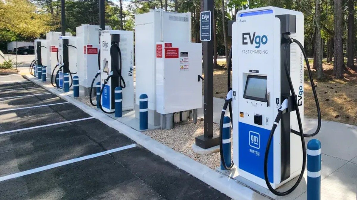 Image for EVgo is adding 400+ fast chargers where you grocery shop