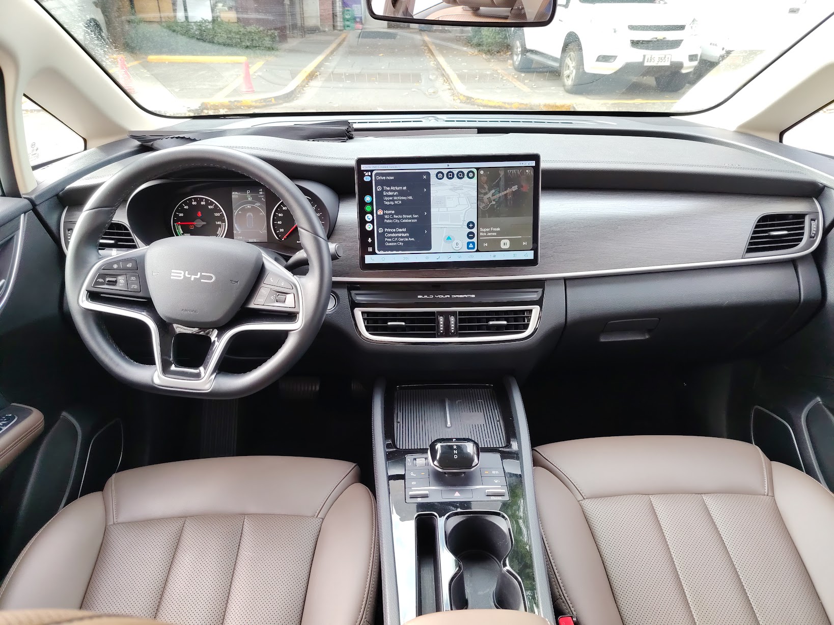 Up front in the eMax7 is all business. The presence of analog gauges (not a display) works well for me. Photo for CleanTechnica by Raymond Tribdino.