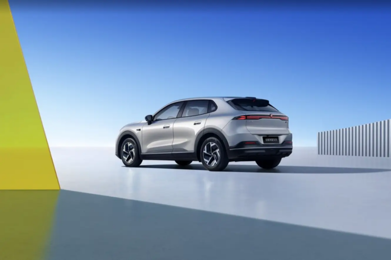 Side and rear of Deepal S05.