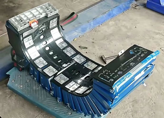 A swollen cell module removed from an affected GAC vehicle. Source: Weibo – Shui Shui Xiong Tong Xue