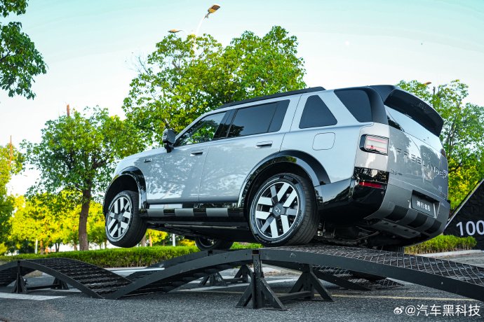 30万-40万预算买全地形新能源SUV，不再妥协做选择，深度横评神行者8、豹8、坦克500 Hi4-Z 配图