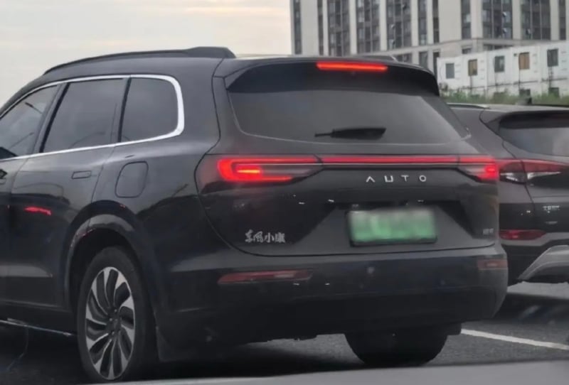 The re-badged M7. Note the “AUTO” badge instead of “AITO”. Credit: Weibo – Hu Lian Wang Ling Lu Ren