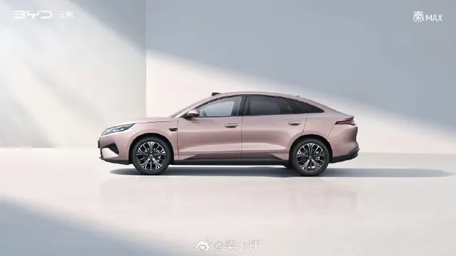 横评四款热门B级新能源轿车，9.99万起这台新车为何成了年轻人的“满电首选”？